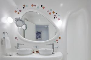 A bathroom at Canaves Sunday