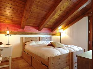 Ένα ή περισσότερα κρεβάτια σε δωμάτιο στο Hostdomus - Baita delle Nevi