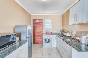 Airville Luxury Apartments, 7min Drive to Cresta Mall的厨房或小厨房