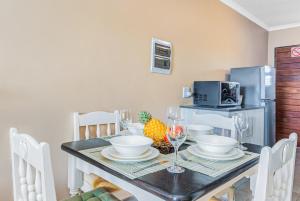 Airville Luxury Apartments, 7min Drive to Cresta Mall的厨房或小厨房
