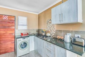 Airville Luxury Apartments, 7min Drive to Cresta Mall的厨房或小厨房