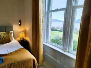 Postel nebo postele na pokoji v ubytování Bella Vista Manor - with elevated views over Rothesay & Loch Striven