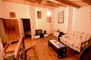 - un salon avec un canapé et une télévision dans l'établissement Casa Rural Alamar, à Tiedra