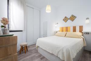 En eller flere senge i et værelse på Historic Centre + Rooftop + Parking