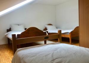 萨拉热窝Alfar House的有两张床和一面镜子的卧室