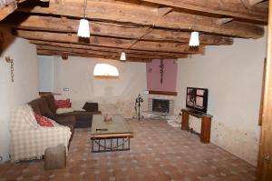 sala de estar con sofá y mesa en Casa Rural Alamar en Tiedra