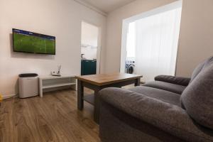 un soggiorno con un divano e un tavolo di Studio Targoviste a Târgovişte Altre 7 foto