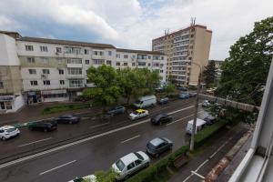 una vista di una strada cittadina con auto ed edifici di Studio Targoviste a Târgovişte