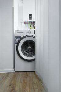 una lavatrice e un'asciugatrice in una stanza bianca di Studio Targoviste a Târgovişte