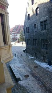 ławka przed budynkiem ze śniegiem na ziemi w obiekcie Ferienwohnung am Markt w mieście Quedlinburg