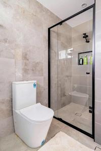 a bathroom with a toilet and a shower at Granny Guest House Sydney Blue Mountain in Kingswood