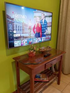 un téléviseur à écran plat accroché à un mur végétal dans l'établissement Casa Vista Panorâmica, à Florianópolis