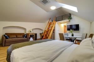 Postel nebo postele na pokoji v ubytování Hotel Karlova Prague + 112 fotografií