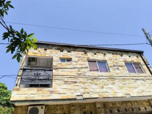 a stone building with a window on the side of it at Lam DEPARTAMENTO TEMPORARIO in Resistencia