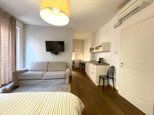 a living room with a couch and a television in a room at Residenza Cantore in Verona
