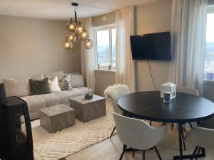 OsJohaug gård的客厅里有一张沙发和一张桌子。