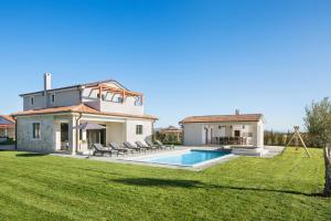 Bazén v ubytování Villa Korat for 8 people in Central Istria with sauna & children playground nebo v jeho okolí