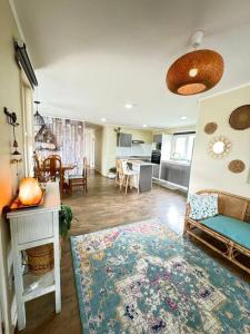 een woonkamer met een keuken en een eetkamer bij Acogedora Casa Los Canelos in Puerto Varas