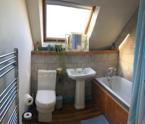 Koupelna v ubytování Secret Mountain Cottage + 20 fotografií