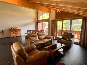 Aparthotel Mountain River Resort的休息区