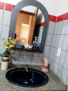 une salle de bain avec un lavabo et un miroir dans l'établissement Casa Vista Panorâmica, à Florianópolis 12 autres photos