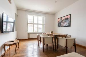 TV a/nebo společenská místnost v ubytování Luxury Square view apartment #18