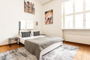 Postel nebo postele na pokoji v ubytování Luxury Square view apartment #18