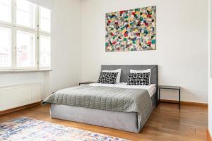 Postel nebo postele na pokoji v ubytování Luxury Square view apartment #18