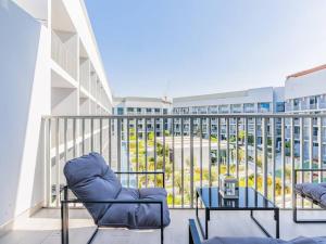 Svalir eða verönd á Modern Spacious- 2 BR with Pool & Gym- Luma 22 JVC