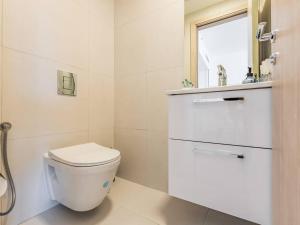 Baðherbergi á Modern Spacious- 2 BR with Pool & Gym- Luma 22 JVC