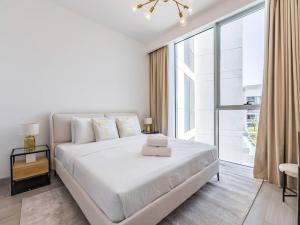 Rúm í herbergi á Modern Spacious- 2 BR with Pool & Gym- Luma 22 JVC +25 myndir
