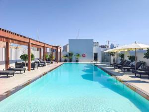 Sundlaugin á Modern Spacious- 2 BR with Pool & Gym- Luma 22 JVC eða í nágrenninu