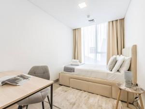 Setusvæði á Modern Spacious- 2 BR with Pool & Gym- Luma 22 JVC