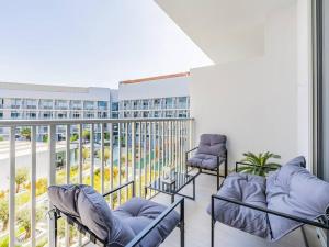 Svalir eða verönd á Modern Spacious- 2 BR with Pool & Gym- Luma 22 JVC