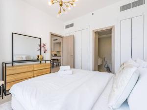 Rúm í herbergi á Modern Spacious- 2 BR with Pool & Gym- Luma 22 JVC