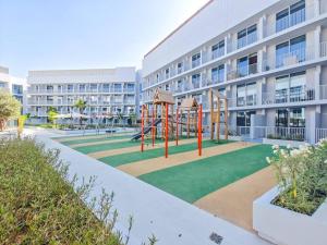 Leiksvæði fyrir börn á Modern Spacious- 2 BR with Pool & Gym- Luma 22 JVC