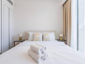 Rúm í herbergi á Modern Spacious- 2 BR with Pool & Gym- Luma 22 JVC