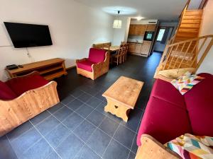 Aparthotel Mountain River Resort的电视和/或娱乐中心