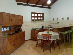 - une cuisine avec une table, des chaises et un comptoir dans l'établissement Casa Vista Panorâmica, à Florianópolis