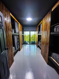 Kuchyň nebo kuchyňský kout v ubytování ILOFT Hostel Phuket