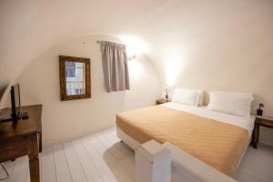 Postel nebo postele na pokoji v ubytování Smy Santorini Suites & Villas + 35 fotografií