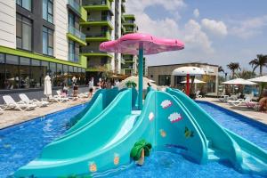 a water slide in the swimming pool at a resort at Apartament Sunshine Alessi Beach Pool & Spa in Mamaia Sat/Năvodari