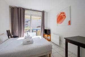 Postel nebo postele na pokoji v ubytování Residhotel Cannes Festival
