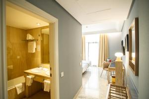Koupelna v ubytování AZZ Mérida Medea Hotel