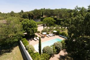 an overhead view of a swimming pool in a garden at Les Beaumettes, villa provençale à deux pas de Gordes in Beaumettes