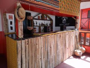a bar with a wooden fence in a room at Hôtel Kiriboungni chez sylfatou in Tahire