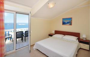 Postel nebo postele na pokoji v ubytování Apartment Mimice With Sea View 380