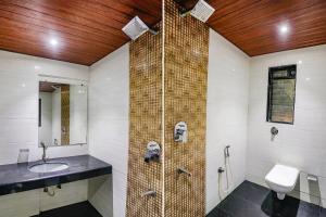 Koupelna v ubytování FabHotel Twigo Inn
