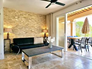 普朗德拉图尔Bambou的客厅里有一张沙发和一张桌子。