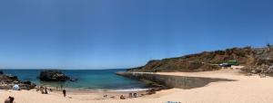 un gruppo di persone su una spiaggia vicino all'oceano di PENICHE As Estrelas Proches centre ville et petite plage Trois établissements indépendants climatisés et de tout confort a Peniche